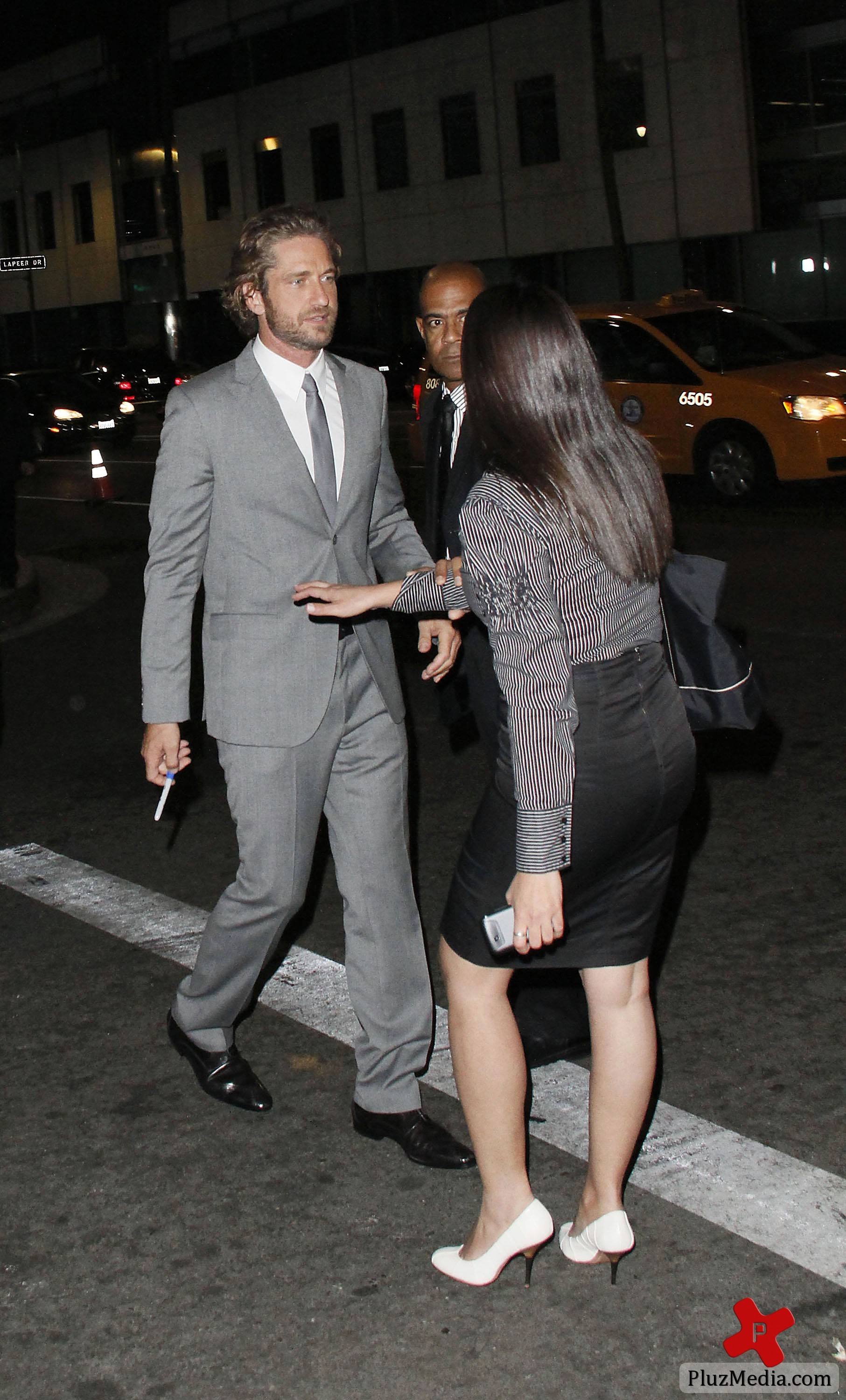 Gerard Butler signs autographs for fans at the 'Machine Gun Preacher' premiere | Picture 84226